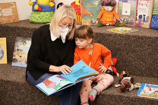 Vorleserin Beate Schilling mit einer jungen Zuhrerin  | Foto: Christoph Breithaupt