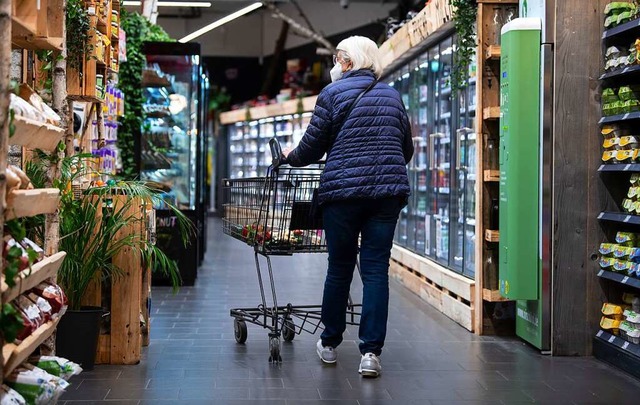 Maskenpflicht beim Einkaufen? Die Hndler tun sich schwer damit.  | Foto: Sven Hoppe (dpa)