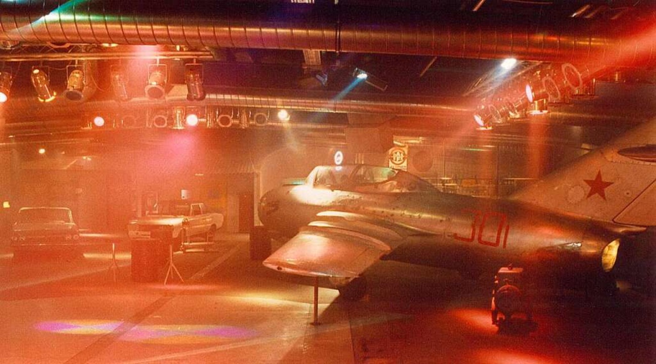 Alte Autos, ein Jagdflugzeug und Werks...urde im Oktan vor 25 Jahren auf allem.  | Foto: Oktan