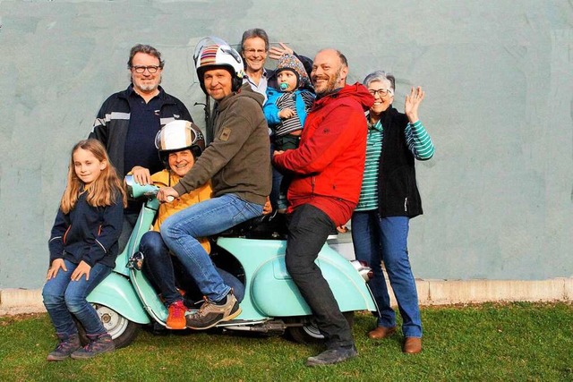 &#8222;Sprit sparen? Gemeinsam fahren&...uemer gefahren wird als mit der Vespa.  | Foto: Georg Kirschbaum