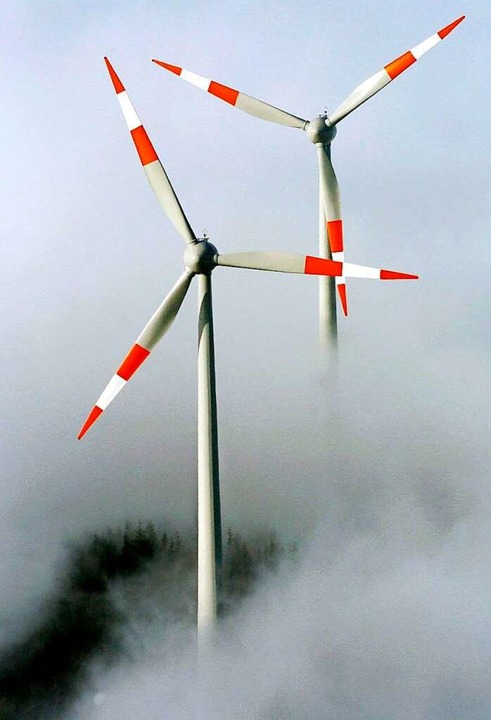 Die Windräder am Schauinsland über dem Morgennebel.  | Foto: A2070 Rolf Haid