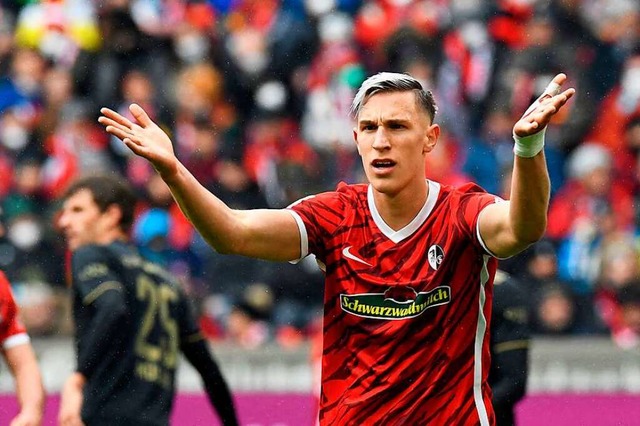 Was war da los? Nico Schlotterbeck war...uf den zwlften Bayernspieler hinwies.  | Foto: THOMAS KIENZLE (AFP)