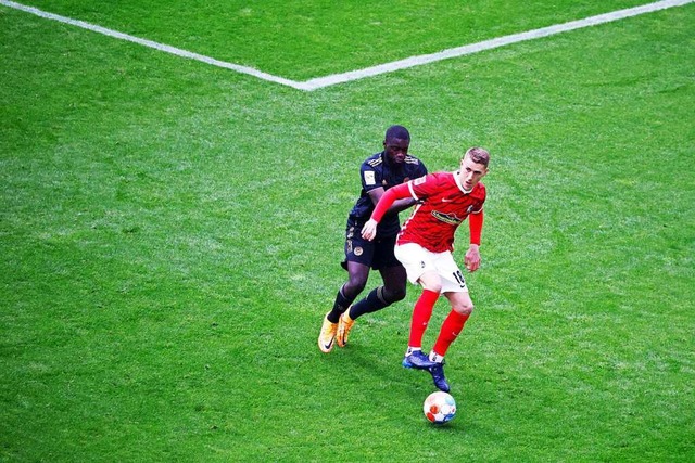 Nils Petersen im Zweikampf mit Mnchens Dayot Upamecano.  | Foto: Philipp von Ditfurth (dpa)