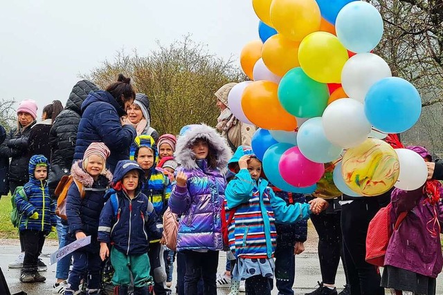 Kita-Richtfest in Langenau: Die Kinder...tballone in den trben Himmel steigen.  | Foto: Gerald Nill