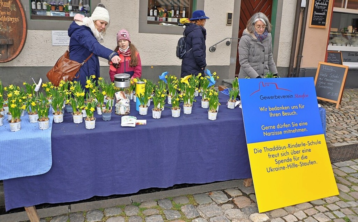 Narzissen für die Ukraine: Die Spendenkasse wurde gut gefüllt.  | Foto: Rainer Ruther
