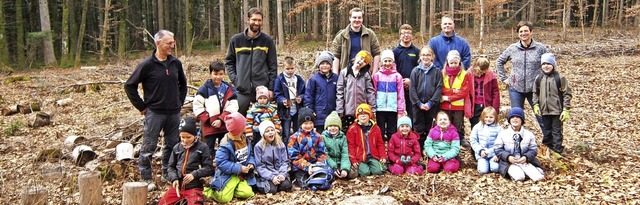 Die  Forstleute und ihre fleiigen jun...tello und Lehrerin Kathrin Prothmann.   | Foto: Grundschule