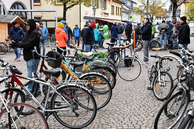 Verkaufsoffener Sonntag mit Fahrradflohmarkt in Kirchzarten.  | Foto: Thomas Biniossek