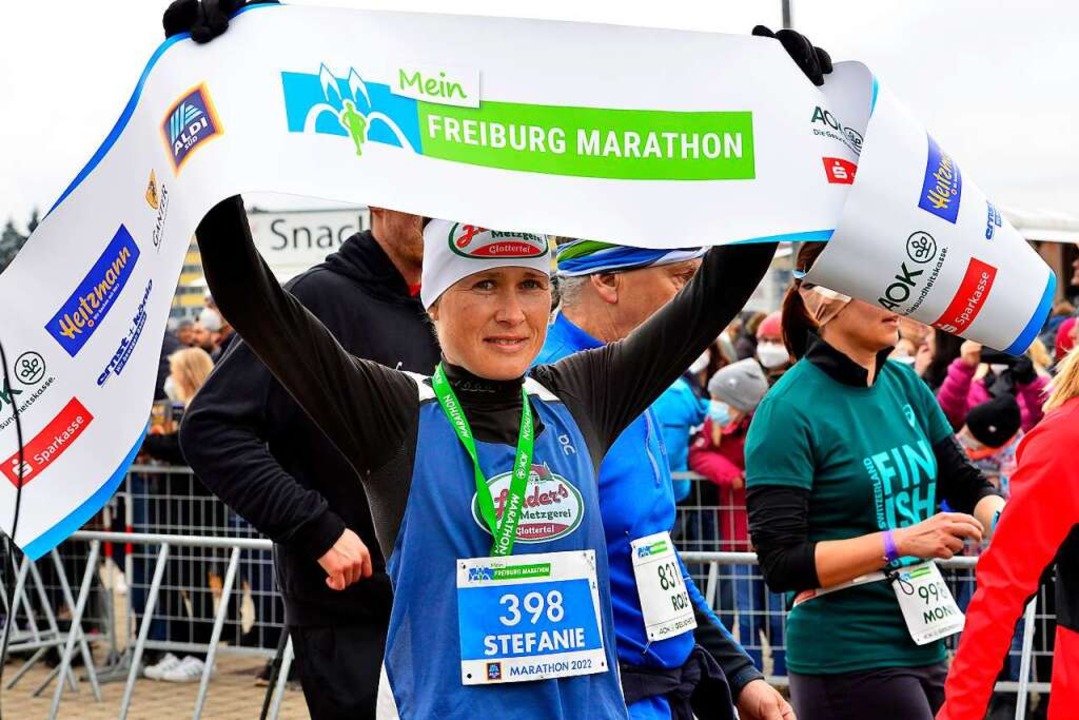 Stefanie Doll luft als erste Frau ber die Volldistanz ins Ziel.  | Foto: Daniel Thoma