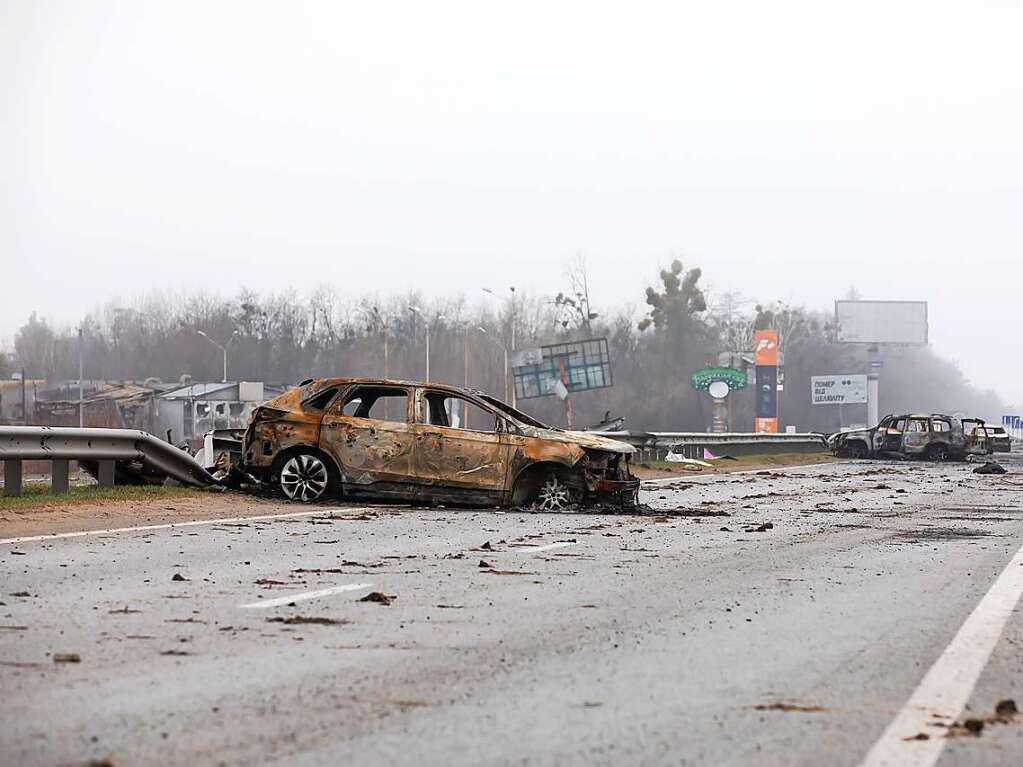 Ein zerstrtes Auto auf einer Landstrae bei Butscha, 20 km vor der Hauptstadt.