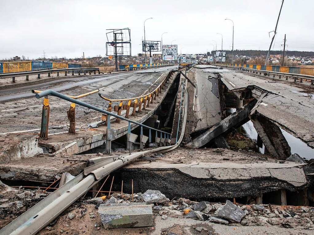 Die durch die Bombardierung zerstrte Brcke auf der Autobahn. Fast 300 Zivilisten wurden entlang der Strae in Butscha, einer Pendlerstadt auerhalb der Hauptstadt, gettet.