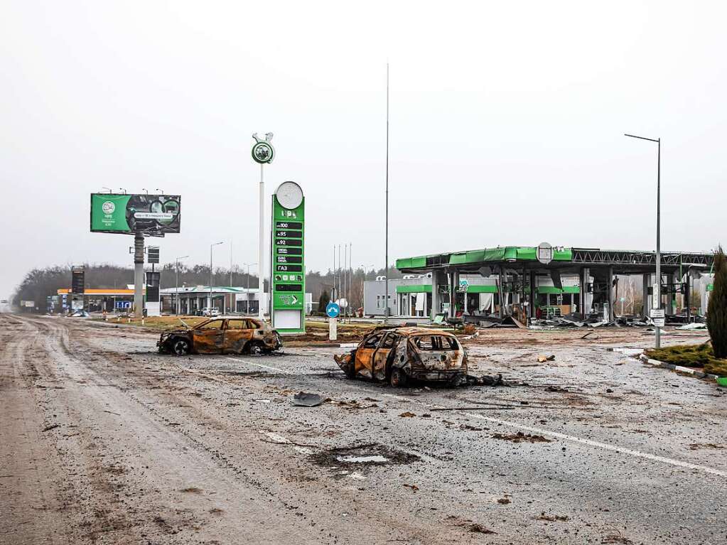 Ein zerstrtes Auto auf einer Landstrae, 20 km vor der Hauptstadt. Fast 300 Zivilisten wurden entlang der Strae in Butscha gettet.