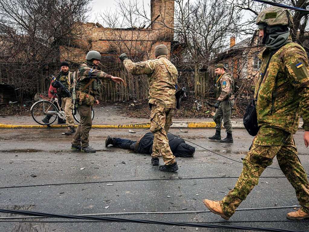 Der ukrainische Prsident Selenskyj warnte, dass die sich zurckziehenden russischen Truppen Minen, Ausrstung und sogar die Leichen der Getteten zurcklassen.