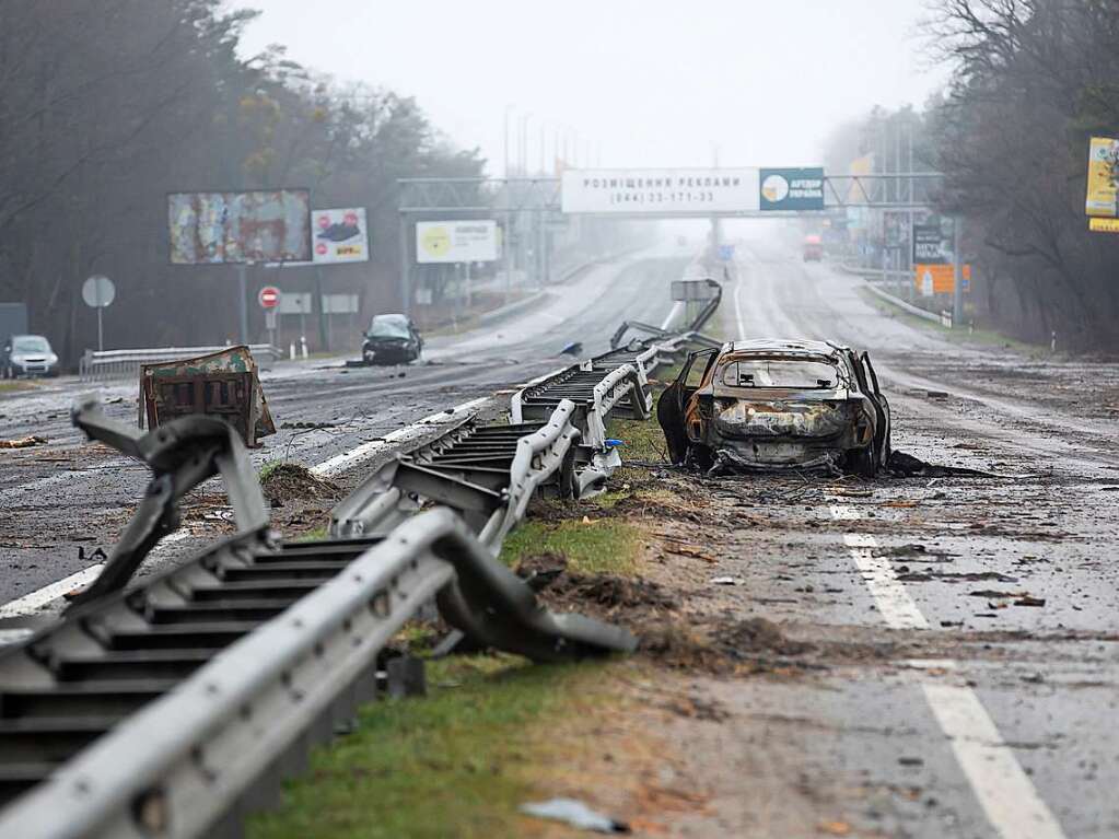 Ein zerstrtes Auto auf einer Landstrae bei Butscha.