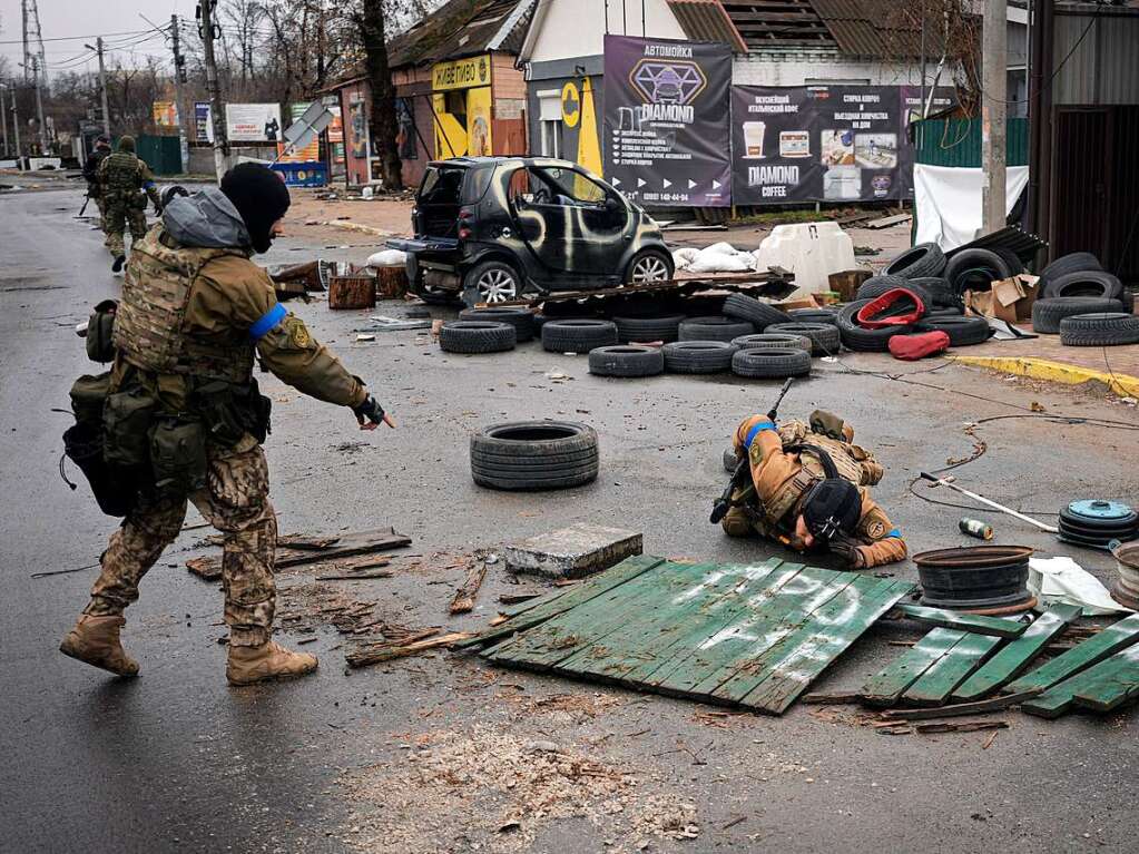 Ukrainische Soldaten berprfen Straen auf Sprengfallen in dem ehemals russisch besetzten Kiewer Vorort Butscha.