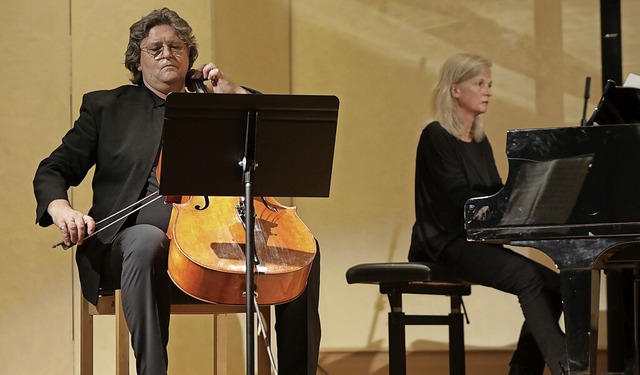 Andrej Melik (Cello) und  Julia Vogelsnger (Klavier) musizierten im Pflugsaal.   | Foto: Christoph Breithaupt