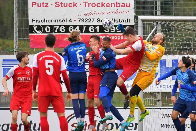 FCD-Keeper Dominik Bergdorf (rechts) k... vor Jonas Schmieder (Elzach) am Ball.  | Foto: Achim Keller