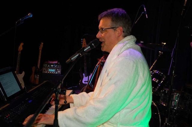 Martin Glnkler beim Bademantelfinale mit dem Klassiker &#8222;Merci&#8220;  | Foto: Petra Wunderle