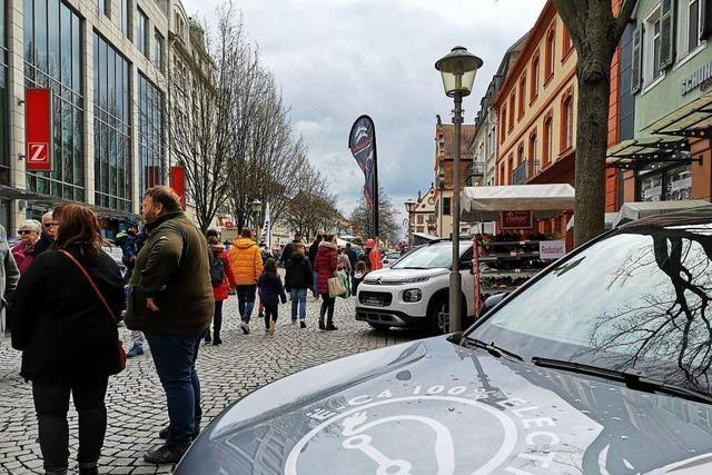Verkaufsoffener Sonntag in Offenburg mit Autoschau, aber ohne Cabrio-Wetter