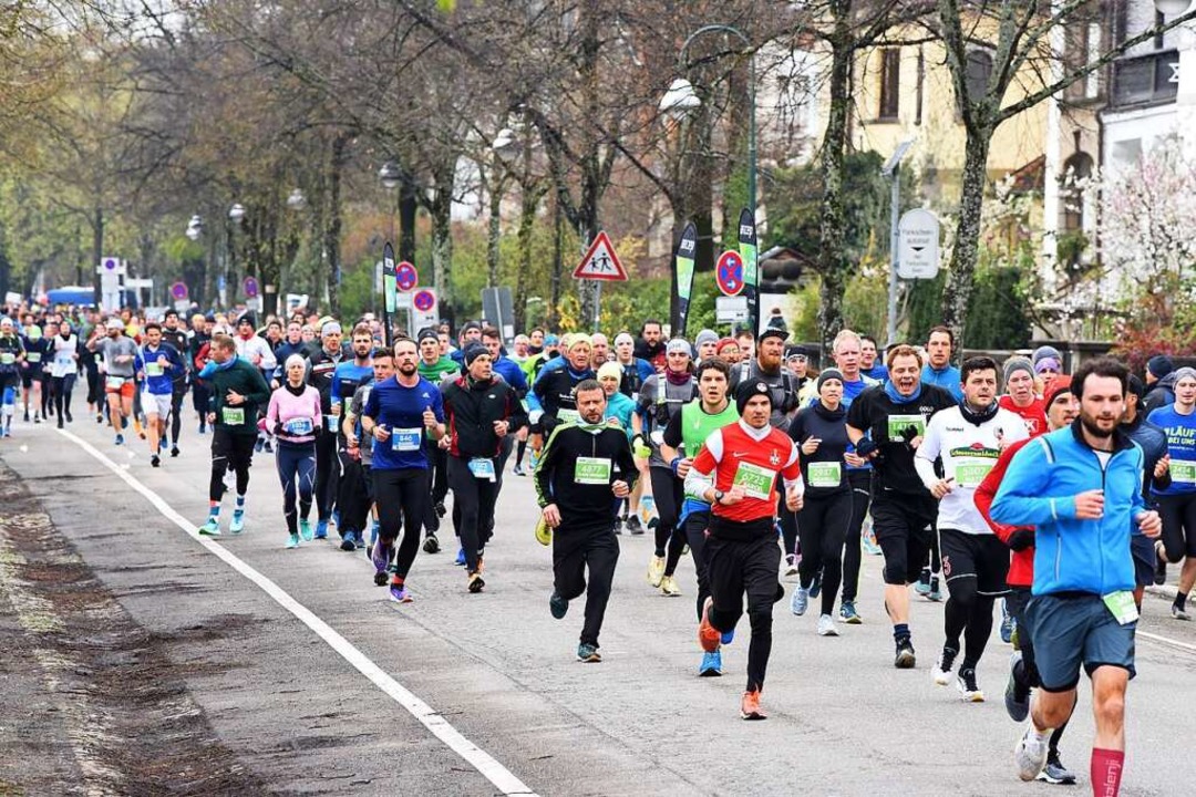 Erstmals geht es auch durch die MIttel...Marathon-Hauptfeld in der Urachstraße.  | Foto: Rita Eggstein