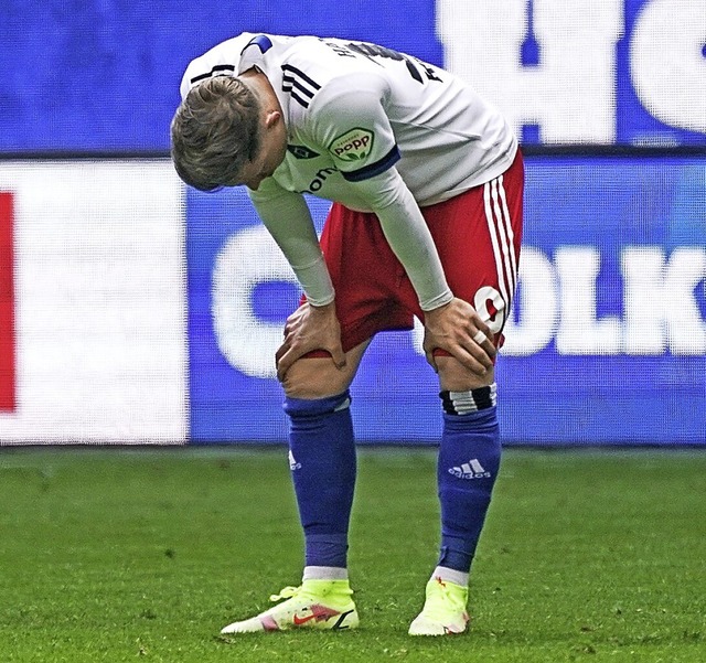 Tief gebeugt: Sonny Kittel vom HSV  | Foto: Axel Heimken (dpa)