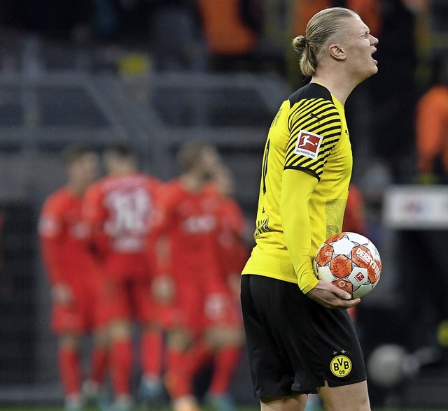 Whrend die Leipziger Spieler feiern, ...aland seiner Enttuschung freien Lauf.  | Foto: Bernd Thissen (dpa)