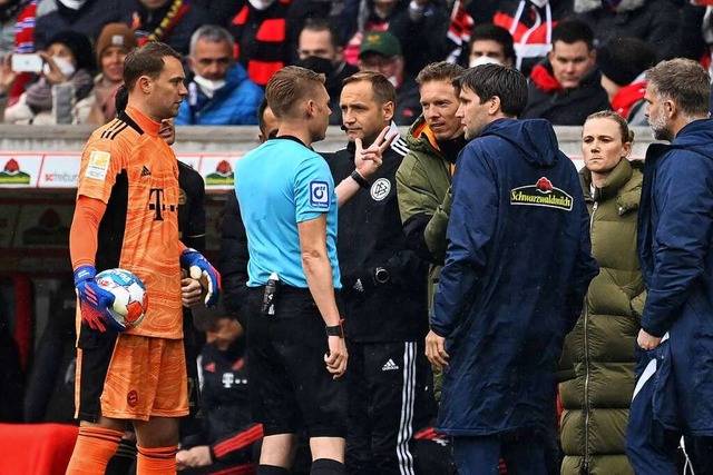 Rechenspiele am Spielfeldrand: Schieds...m Beteiligten beider Seiten zu klren.  | Foto: IMAGO/Frank Hoermann / SVEN SIMON