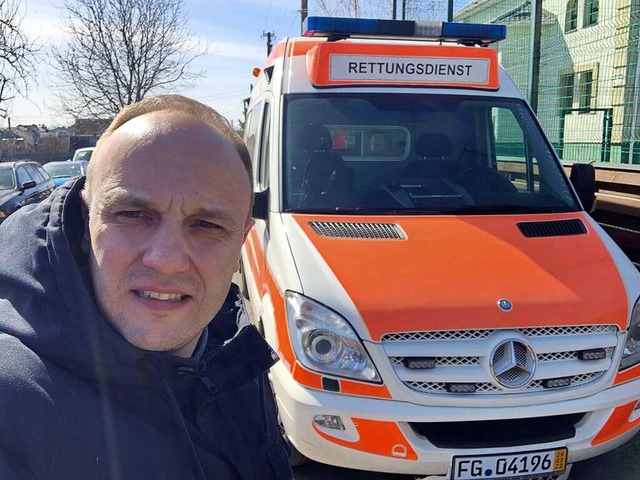 Pastor Andriy in Kornichuk/Riwne freut...nsportierten gebrauchten Krankenwagen.  | Foto: Freundeskreis Asyl Rheinfelden