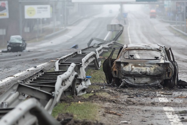 Ein zerstrtes Auto auf einer Landstrae, 20 km vor der Hauptstadt.  | Foto: Mykhaylo Palinchak (dpa)