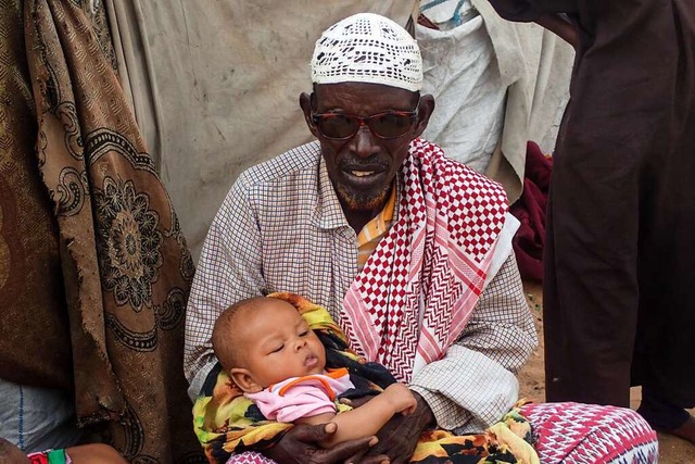 Der von der Drre betroffene Saleeban ...inge Al-Hidaya am Rand der Hauptstadt.  | Foto: Mohamed Odowa (dpa)