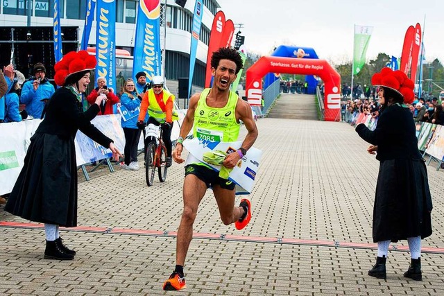 Filmon Teklebrhan vom LAC Freiburg kommt beim Halbmarathon als Erster ins Ziel  | Foto: Klaus Polkowski
