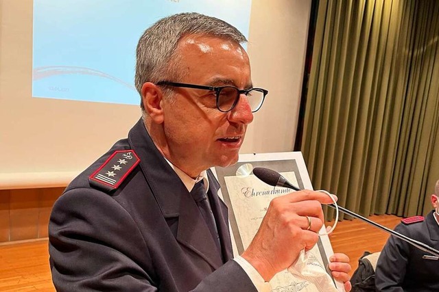 Der scheidende Kommandant Horst Hfflin dankt fr seine Ehrungen.  | Foto: Mario Schneberg