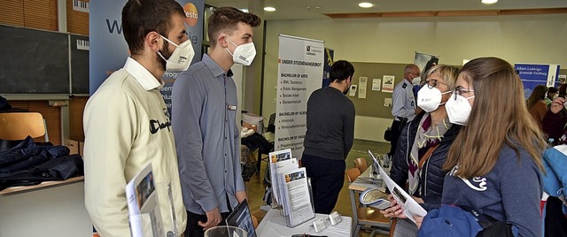 An 14 Thementischen und in 19 Vortrge...Ausbildungsmglichkeiten  informieren.  | Foto: Georg Ganter