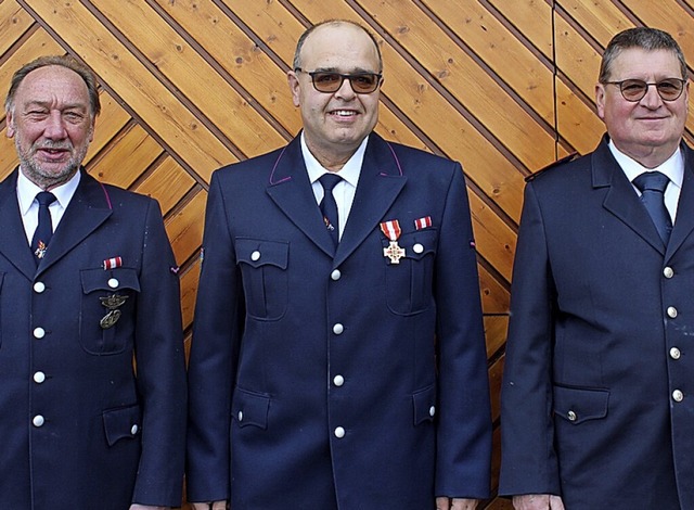 Edmund Huber (von links), Thomas Feser...nd seit 40 Jahren im Feuerwehrdienst.   | Foto: Christa Maier