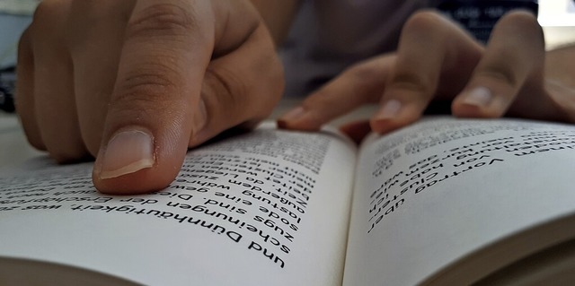 Andreas Sperling-Pieler befasst sich mit biblischen Texten.    | Foto: Erika Bader