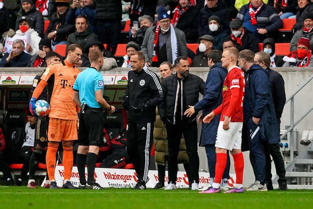 Nach dem Wechselfehler des FC Bayern M... in Freiburg minutenlang unterbrochen.  | Foto: IMAGO