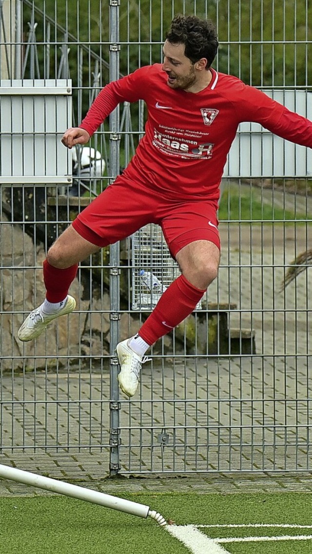 <BZ-FotoAnlauf>Landesliga:</BZ-FotoAnl... Stegen springend an der Eckfahne aus.  | Foto: Daniel Thoma