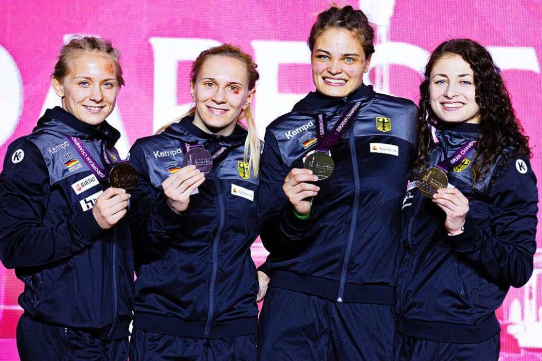Vier aus der Freiburger Medaillenschmi...n es in Budapest auf das Siegerpodest.  | Foto: Kadir Caliskan (dpa)