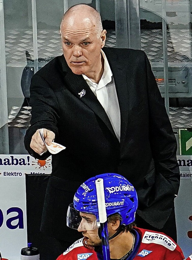 Wieder als Adler-Coach hinter der Bande: Bill Stewart  | Foto: Uwe Anspach (dpa)