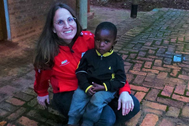 Simone Kambi mit einem der kleinen Kinderdorfbewohner  | Foto: privat