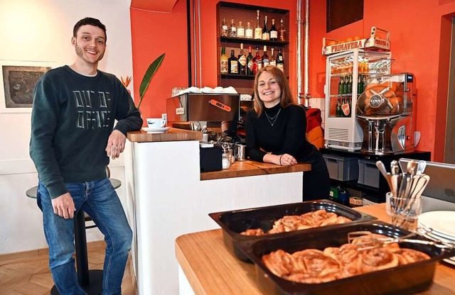 Alexander Mayer und Mitarbeiterin  Fra...u erffneten Caf Fino im Granatgssle  | Foto: Thomas Kunz