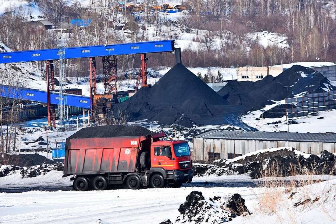 Lastwagen transportieren Kohle bei Now...uen Russland-Sanktionen vorgestellt. (  | Foto: Christian Thiele (dpa)