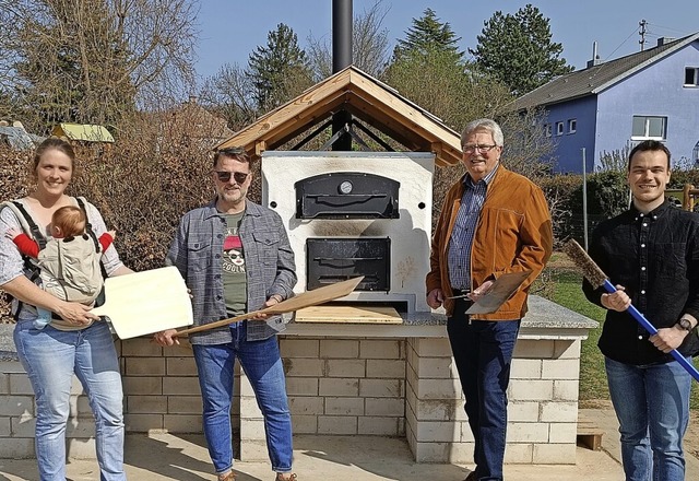 Freuen sich ber das neue Backhusle: ...wie Kindergartenleiter Phillip Diehr.   | Foto: Kirchengemeinde