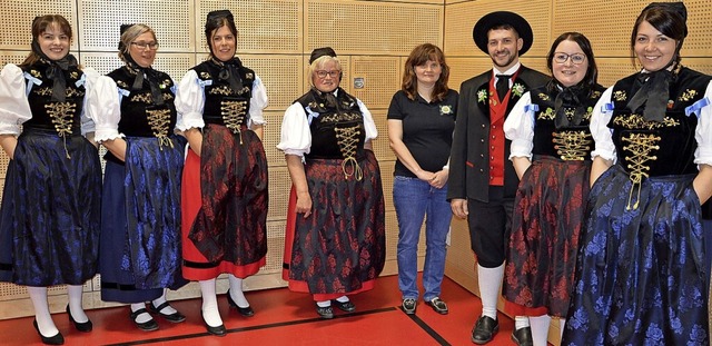 <BZ-FotoAnlauf>Trachtengruppe:</BZ-Fot...(dritte von links) und Manuel Faller.   | Foto: Karl-Heinz Rmmele