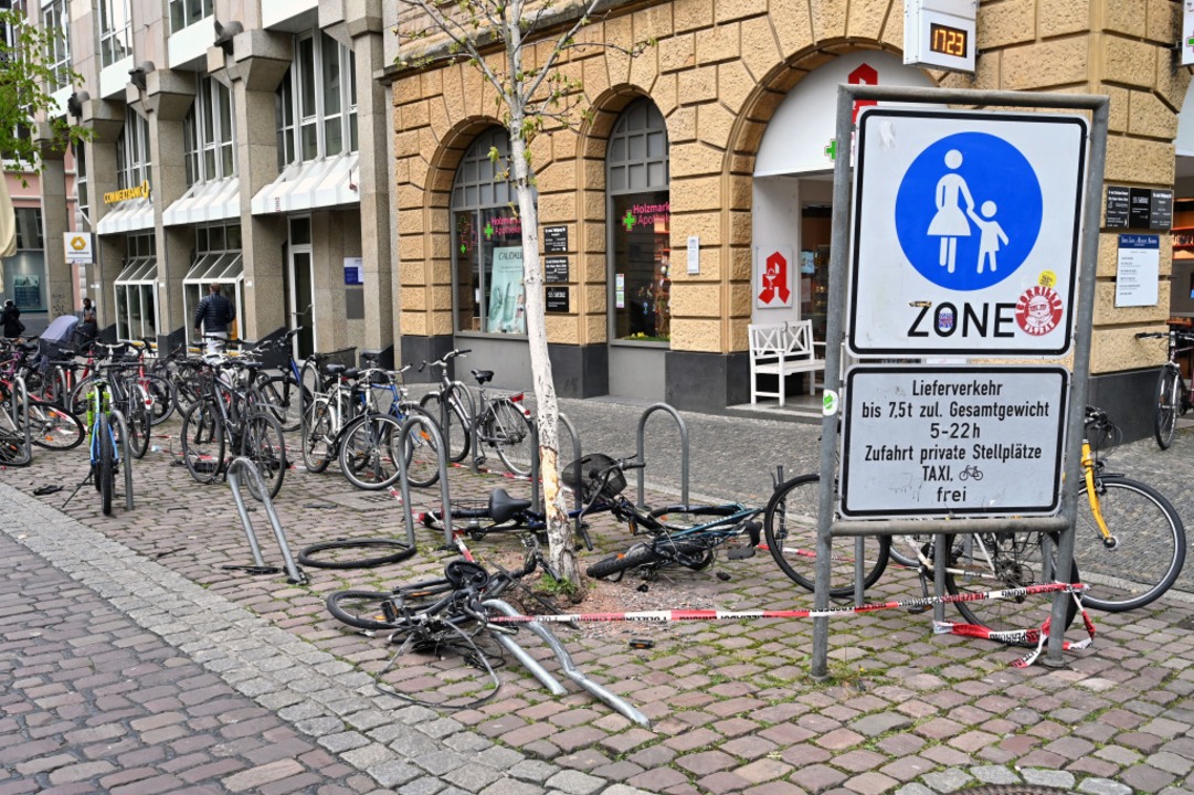Bei einem Unfall am Holzmarktplatz wur...r und Radbügel beschädigt. Symbolbild.  | Foto: Thomas Kunz
