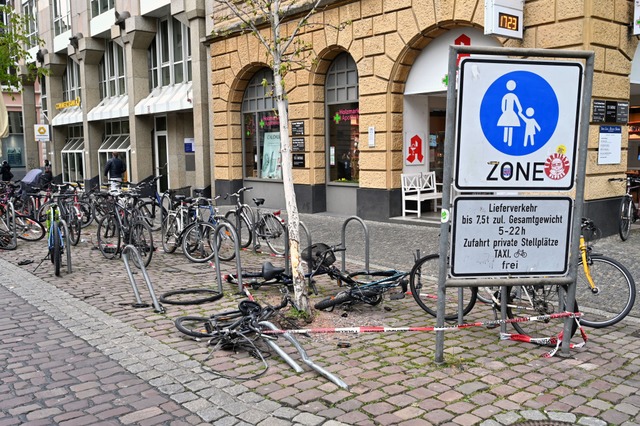 Bei einem Unfall am Holzmarktplatz wur...r und Radbgel beschdigt. Symbolbild.  | Foto: Thomas Kunz