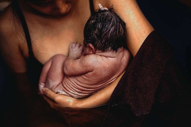 Die Geburtsfotografin Isabell Steinert...lt die ersten bewegenden Momente fest.  | Foto: Isabell Steinert