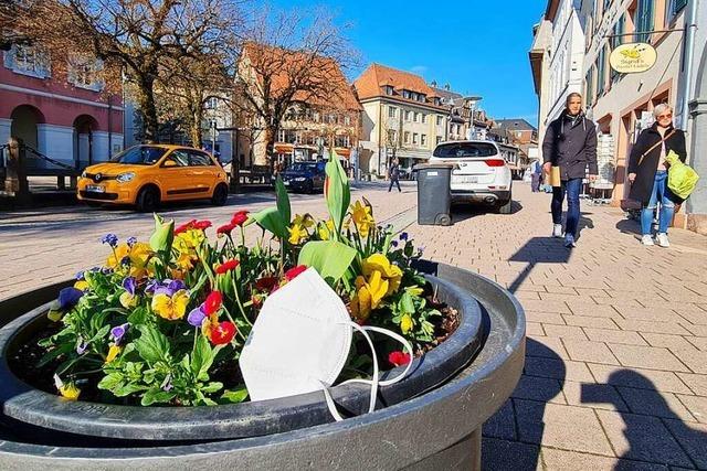 Im Schopfheimer Handel bleibt die Maske vielfach noch auf