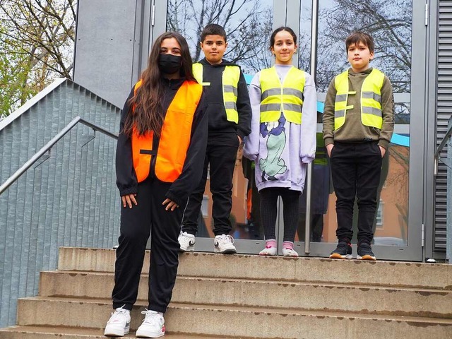 Gemeinsam und mit Warnwesten absolvier... (vorne) leitet sogar eine Laufgruppe.  | Foto: Herbert Frey