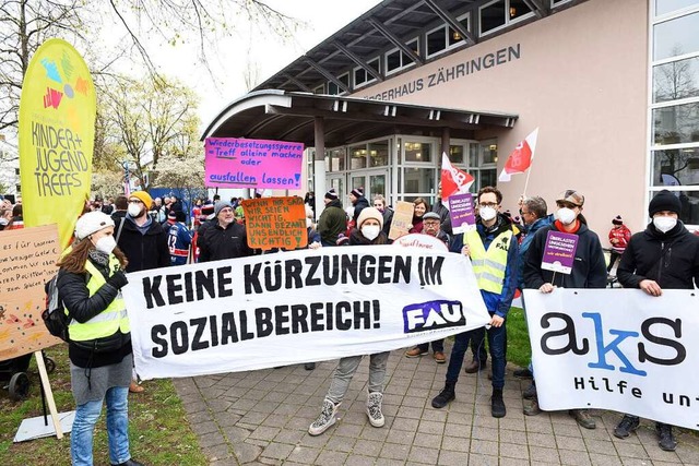 Zwei Gruppen demonstrieren fr ihre In...zialbereichs (vorne) und Eissportfans.  | Foto: Rita Eggstein