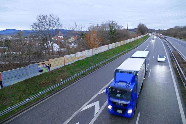 Die Lrmschutzwand an der Autobahn ist zu niedrig, findet die Gemeinde Binzen.  | Foto: Victoria Langelott